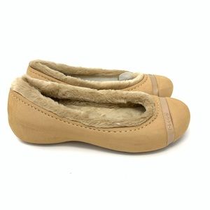 NEW CROCS INSULATED FLAT SHOES IN A SIZE 7